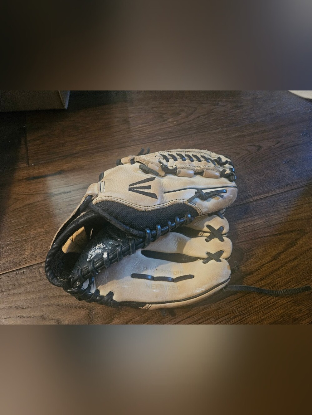 Easton Natural Elite Series Baseball Softball Glove NEFP1250 RHT 12 1/2” Used. 
